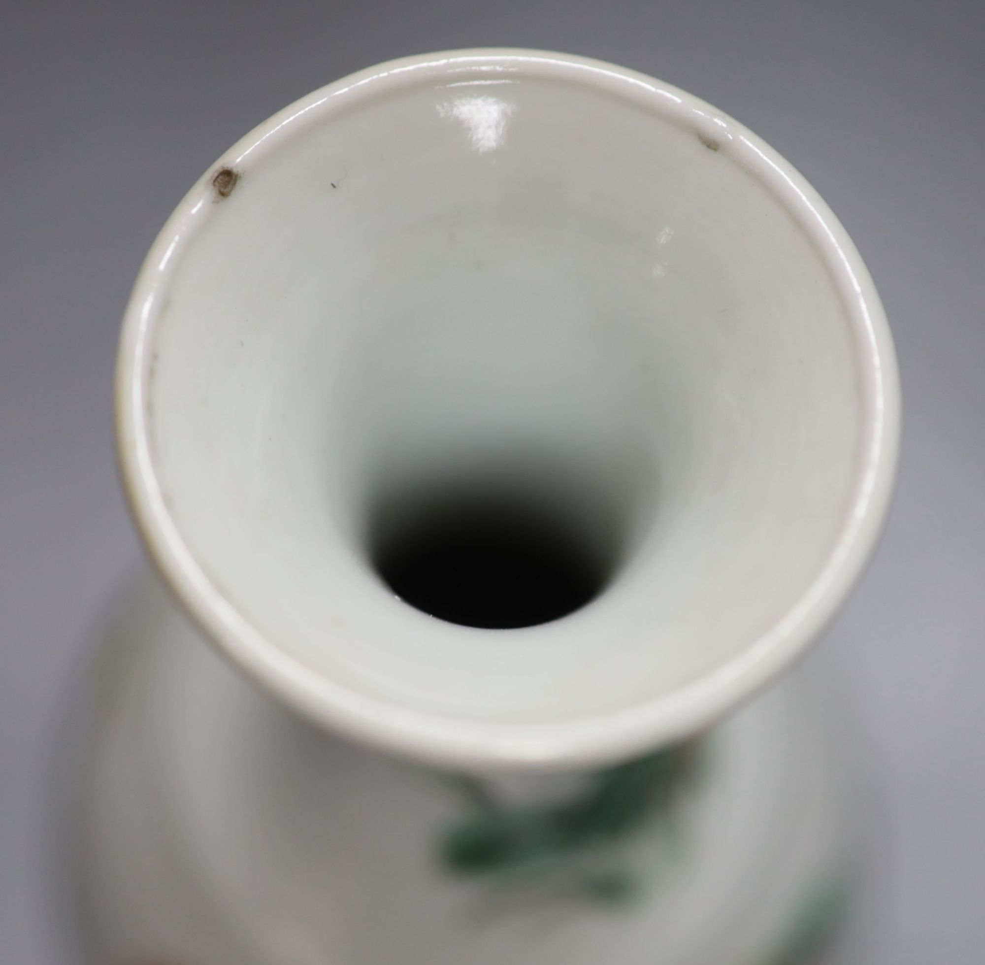 A Chinese famille verte bottle-shaped footed vase, 19th century, H 20cm